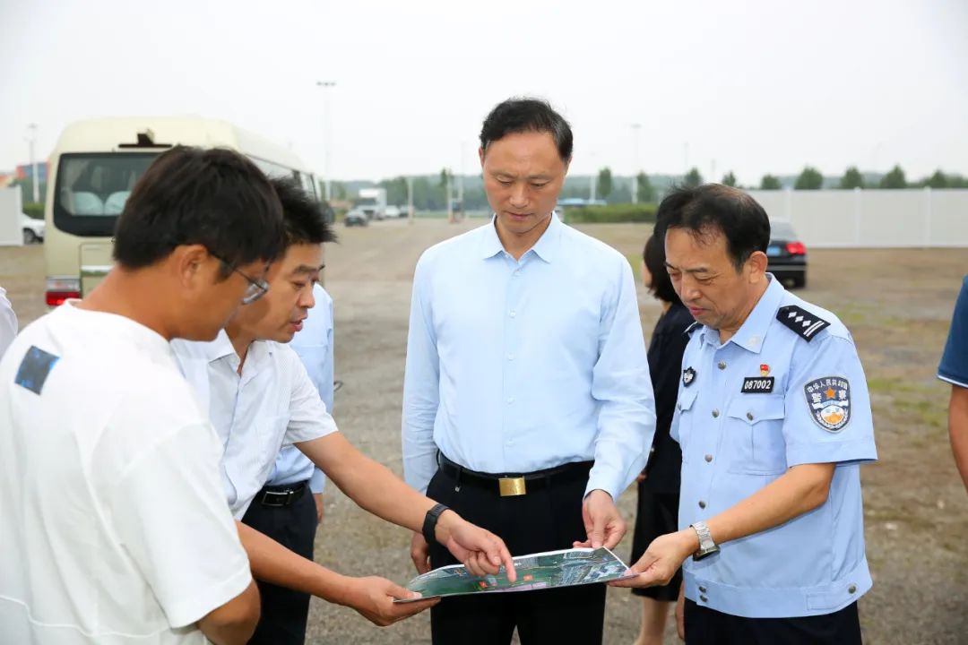 張沖林張灝檢查節(jié)日安全生產(chǎn)和市場(chǎng)保供...